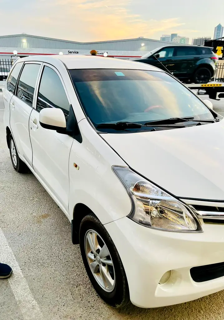 Toyota Avanza 2015 — photo 1 of 18
