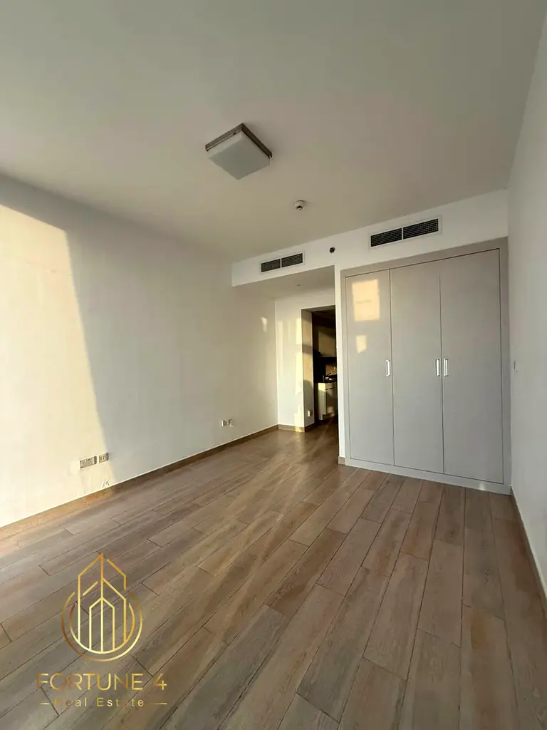 High Floor| Private Balcony |Open Plan Kitchen
