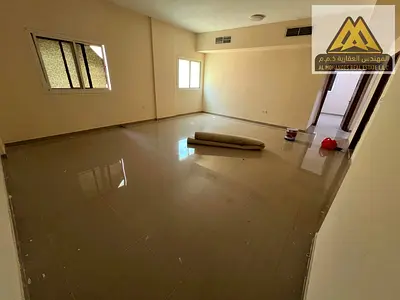 شقة واسعة جداً مكونة من 4 غرف وصالة مع روف، بتصميم عملي ومساحات كبيرة تناسب السكن العائلي أو سكن الموظفين، مع بلكونتين وموقع حيوي قريب من جميع