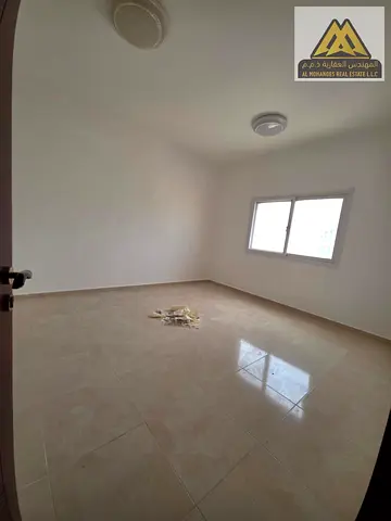 الشقة تتميز بتقسيم داخلي مريح يوفر الراحة والخصوصية، مع موقع استراتيجي قريب من الجامعة وسهولة الوصول إلى مختلف مناطق عجمان.