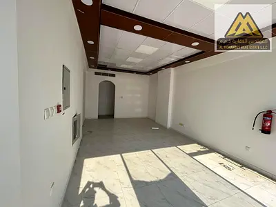 فرصة مميزة لاستئجار محل تجاري في موقع استراتيجي على شارع الجامعة مباشرة في منطقة الحميدية، يتميز بموقع حيوي عالي الحركة وسهولة الوصول، مما يجعله مناسب