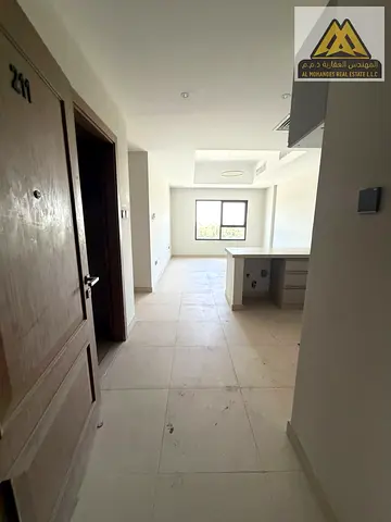 أول ساكن. صالة مريحة بتصميم عصري. 3 حمامات. بلكونة. مطبخ أمريكي حديث. تكييف مركزي.