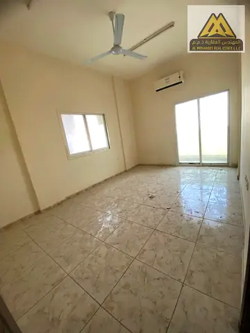 الشقة تتميز بمساحات كبيرة وبلكونة مميزة جداً، مع مطبخ مغلق وتكييف سبليت، إضافة إلى صيانة مجانية على المالك، مما يوفر راحة وسكن مريح بموقع استراتيجي.
