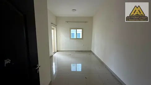 مساحة كبيرة | تشطيب جيد | موقع حيوي على الكورنيش | إطلالة بحرية | بلكونة | غرفه ماستر | حمامين | تكييف مركزي | باركن مجاني | سكن هادئ ومناسب للعائلات