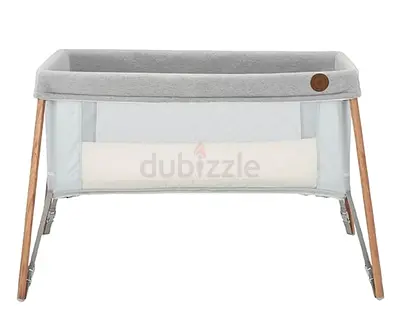 Light grey wooden-leg bedside bassinet / cradle – compact and breathable