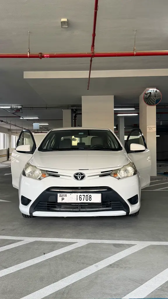 Toyota Yaris 2015 — photo 1 of 6