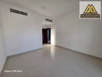 شقة جديدة بالكامل بمساحات واسعة وتصميم عصري، مناسبة للعائلات الباحثة عن الراحة والسكن المميز.