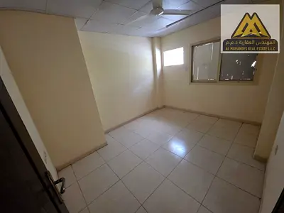 غرفة وصالة طابق أرضي بمساحة مناسبة  بلكونة بإطلالة جيدة