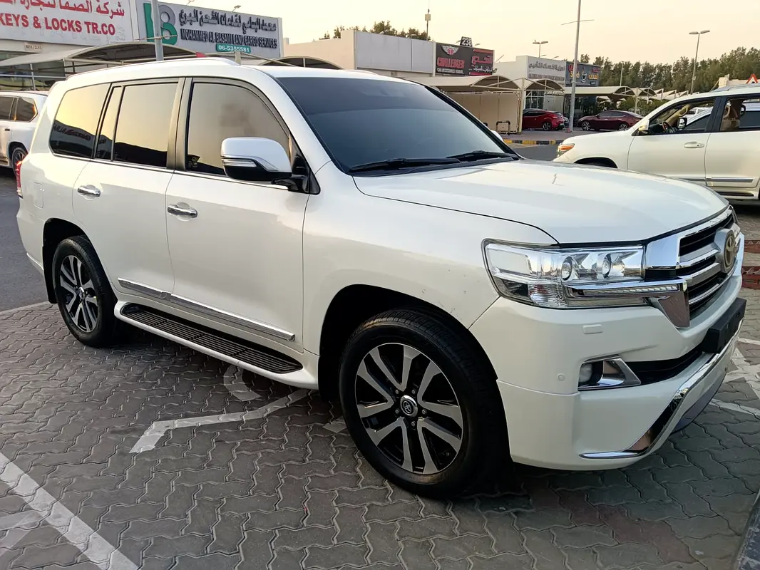 Toyota Land Cruiser 2017 — photo 1 of 8