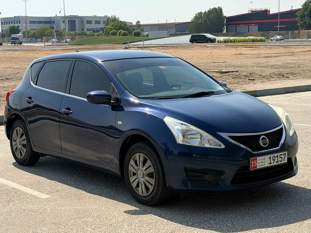 Nissan Tiida 2014 — photo 1 of 15