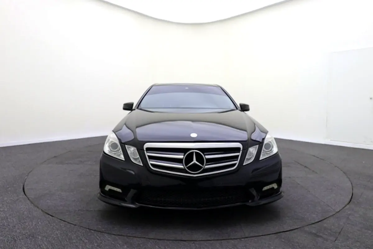 Mercedes-Benz E-Class 2011 — photo 1 of 17