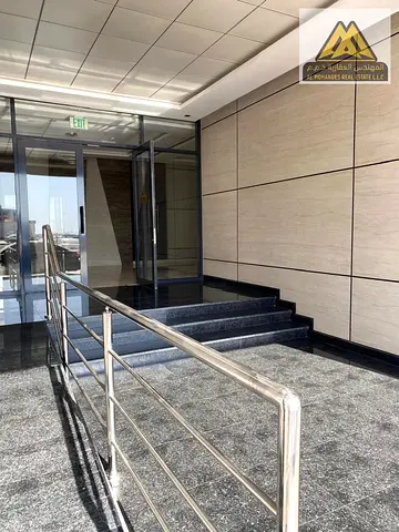 شقة مميزة بتشطيبات راقية ومساحات ممتازة داخل بناية جديدة بمدخل أنيق، تتميز بتقسيمة عملية وإطلالة مفتوحة، مع موقع حيوي وسهولة الوصول إلى دبي والشارقة.