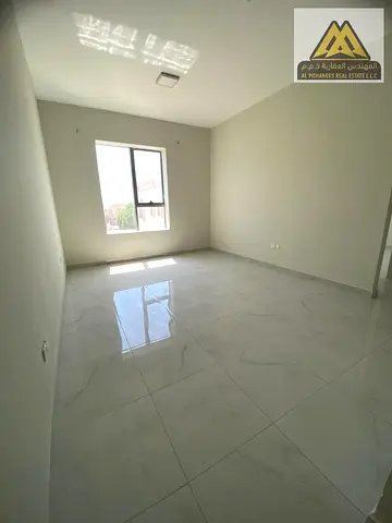 مساحة كبيرة جدًا | موقع مميز على شارع الشيخ عمار مباشرة | قريب من جميع الخدمات والمرافق | سهل الوصول إلى الشارقة ودبي | سكن مريح وعملي