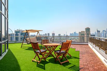 Silkhaus Large Studio | Madison | Big Balcony