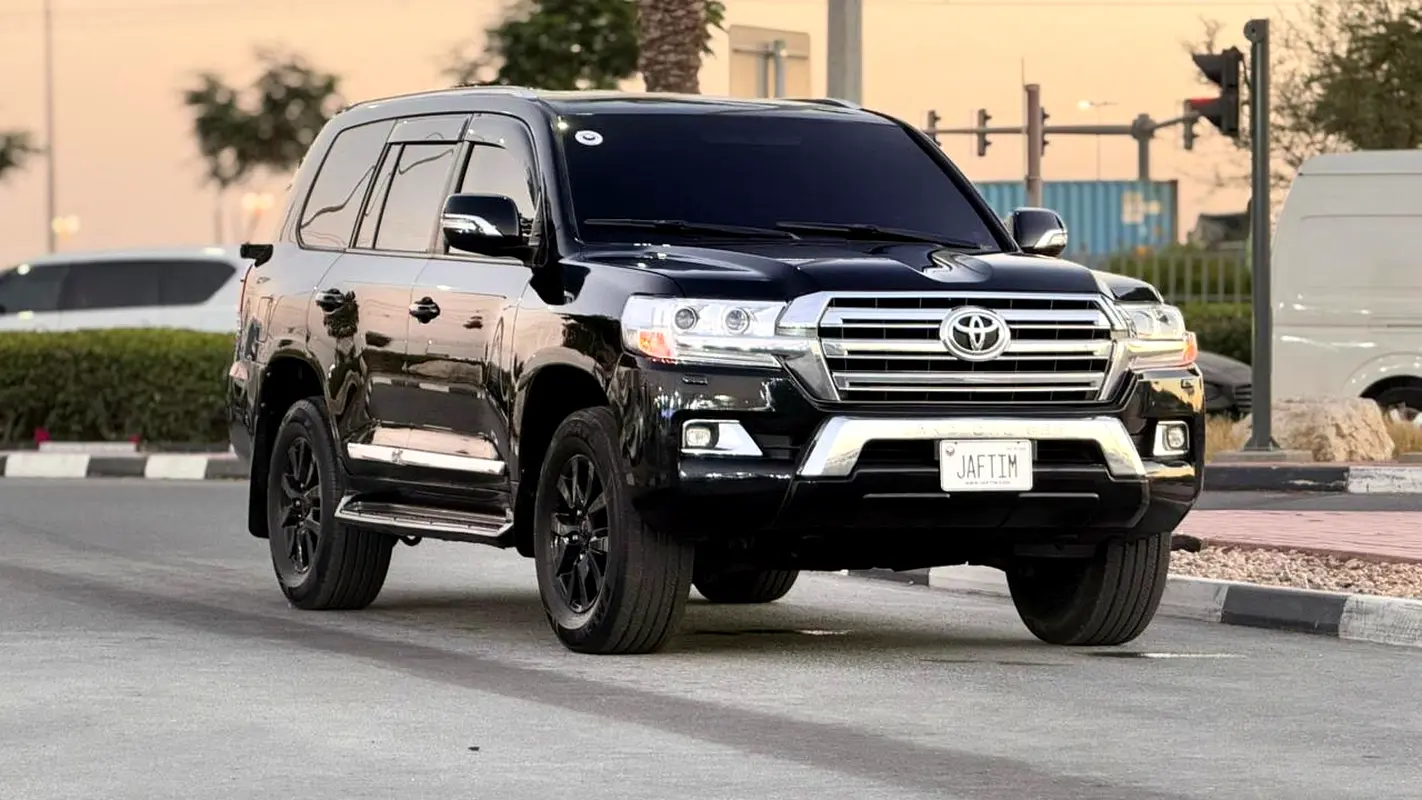 Toyota Land Cruiser 2017 — photo 1 of 19