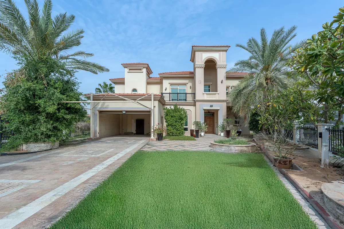 Vast Jumeirah Islands Villa With Bespoke Potential