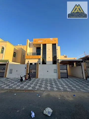 5 bedrooms. Living room. Spacious and practical design.