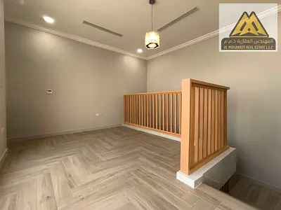 الفيلا تتميز بمساحات واسعة وتصميم عملي مناسب للعائلات، مع مسبح خاص وتراس ومواقف متعددة للسيارات.