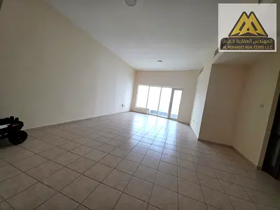 شقة غرفتين وصالة فسيحة جداً بخزائن حائط وبلكونة مطلة على المرسى للإيجار السنوي بجوار أبراج الديوان عجمان