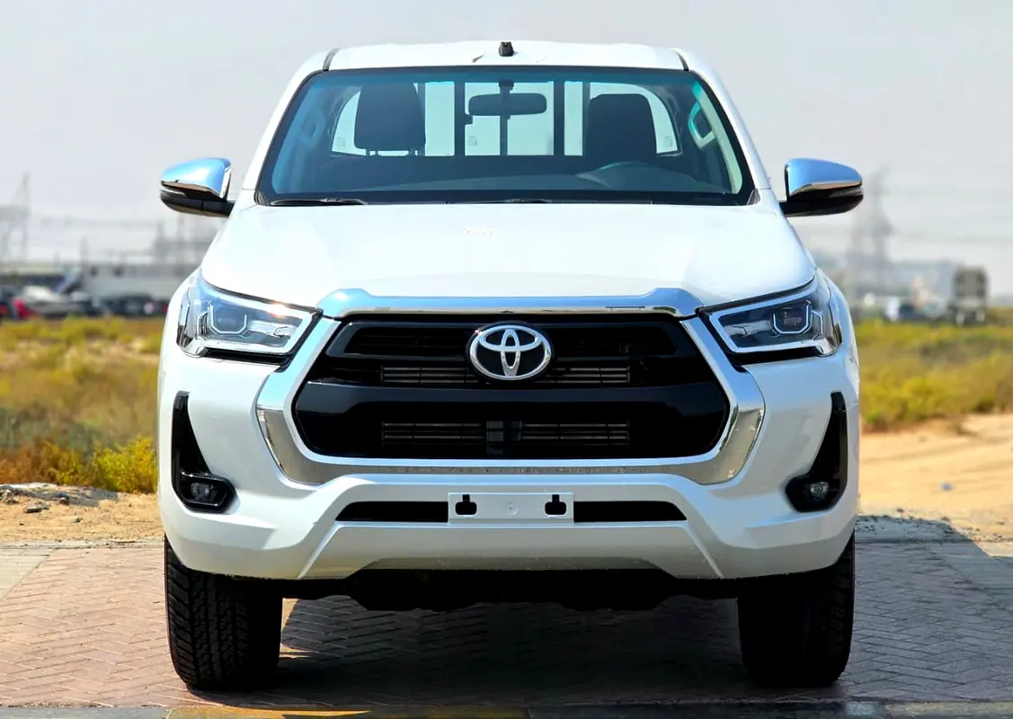 Toyota Hilux 2025 — photo 1 of 17