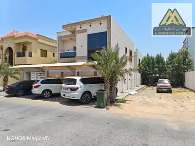 5 غرف نوم ماستر مجلس واسع صالتان مطبخ رئيسي مطبخ تحضيري غرفة خادمة تكييف مركزي مفروشة بالكامل موقع مميز على شارع وسكة  قريبة من جميع الخدمات