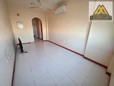 شقة غرفتين وصالة عائلية (2 حمام ومطبخ مغلق) بتكييف اسبليت للإيجار السنوي في الروضة 3 عجمان بأقل الأسعار 32 ألف على 4 دفعات