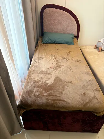 Single hydraulic bed with upholstered headboard. Great condition