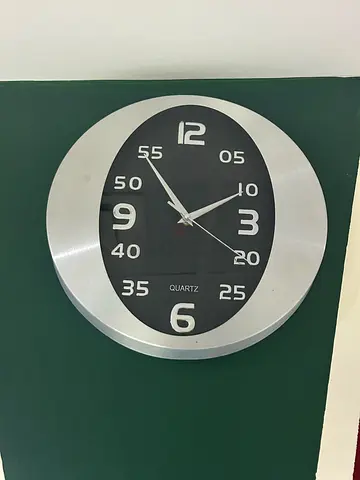 Modern Quartz Round Wall Clock