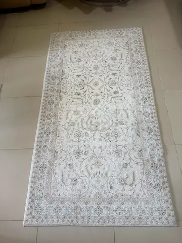 Light beige Persian-style area rug — Big rug
120 cm * 170 cm
Small rug
150* 80 good condition