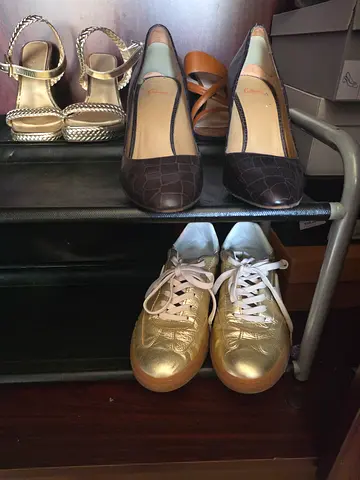 2 Shoe racks