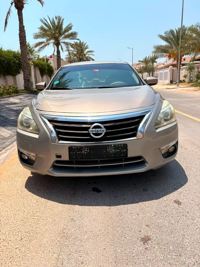Nissan Altima 2013 — photo 1 of 7