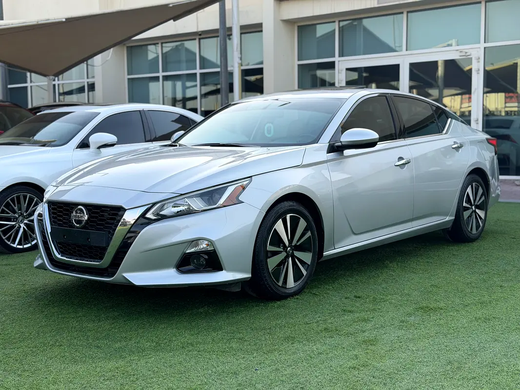 Nissan Altima 2019 — photo 1 of 16