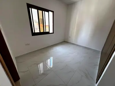غرفة ماستر 2 حمام بلكونة خزائن بالحائط تكييف وتبريد مركزي تقسيمات ممتازة قريبة من الخدمات