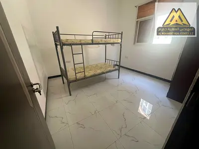 تتميز بمساحة مريحة وتصميم عملي مع تكييف سبليت، في موقع حيوي قريب من جميع الخدمات وسهل المخرج إلى الشارقة ودبي.