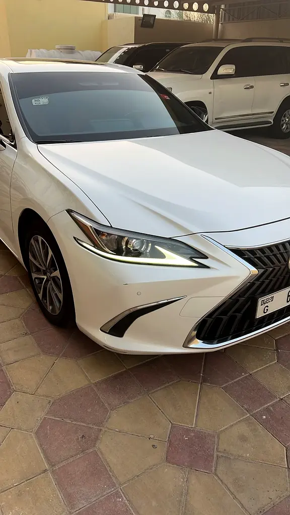 Lexus ES-Series 2023 — photo 1 of 7