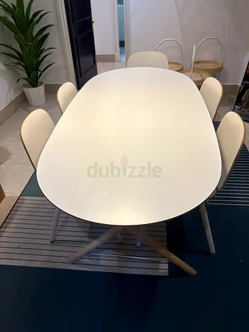 White modern dining table with 4 matching chairs - good condition