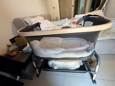 Maxi cosi lora air bedside bassinet/crib - excellent condition-next to me bed