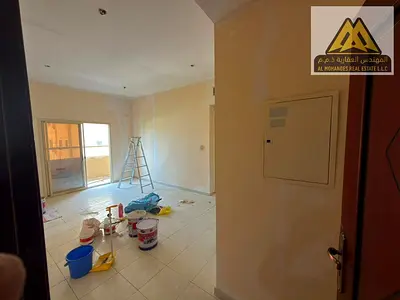 شقة غرفة وصالة بمساحة كبيرة وتصميم عملي يوفر الراحة والخصوصية، مع بلكونة ومطبخ مغلق وتكييف مركزي، في موقع حيوي قريب من أبراج الفالكون وجميع الخدمات و