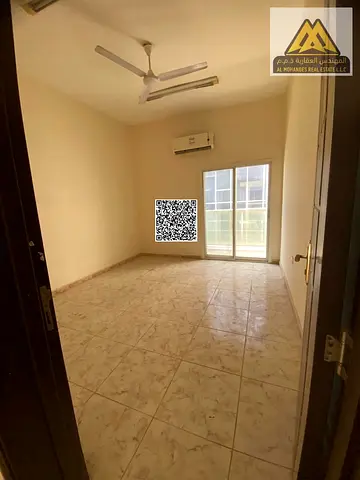 شقة بمساحة استثنائية وبلكونة مميزة على شارع رئيسي في الروضة مع تكييف سبليت ومطبخ مغلق وصيانة مجانية قريب من شارع الشيخ عمار وجميع الخدما