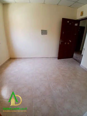 مساحه كبيره + موقع مميز قريب من كورنيش عجمان + قريب من جميع الخدمات والمخارج