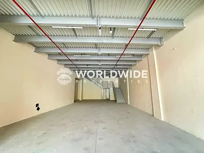 مستودع تجاري متميز للإيجار – مزود بطاقة كهربائية ثلاثية الأطوار (3-Phase)، مساحة 4,400 قدم مربع (طابق أرضي + ميزانين) | إطلالة على الطريق