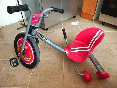 BIKE Razor Lil Trike Pink Kids Three-Wheel Pedal Tricycle - Good Condition price Negotiable