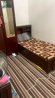 Executive Bed space available for Pakistani or Indian Muslim in Hor Al Anz
