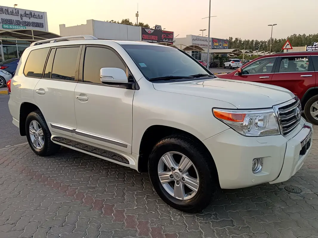 Toyota Land Cruiser 2012 — photo 1 of 11