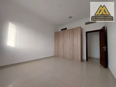 شقة غرفتين وصالة فاخرة بمساحة كبيرة جداً (بناية جديدة عائلات) مع بلكونة وتكييف وغاز مركزي للإيجار السنوي في المويهات 1 عجمان ثاني صف من شارع الشيخ عم