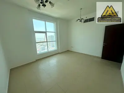 طابق مرتفع. إطلالة مفتوحة ومميزة على الشارقة. مساحة واسعة بتصميم عملي. تشطيبات جيدة.