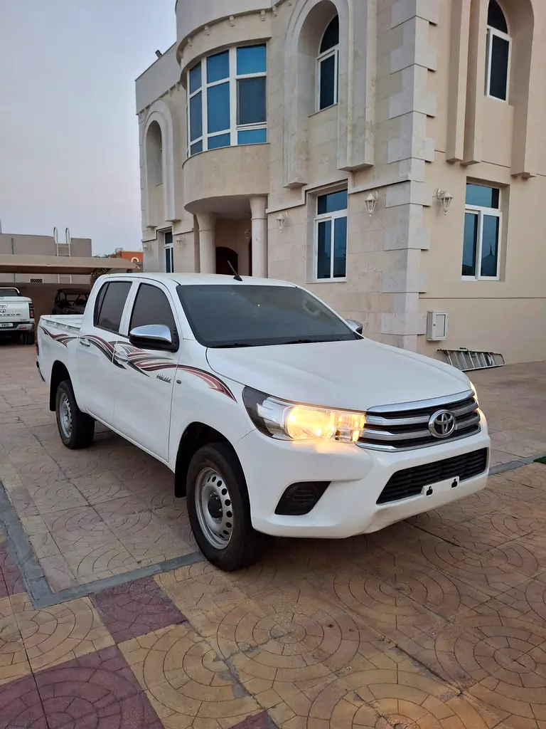 Toyota Hilux 2022 — photo 1 of 10