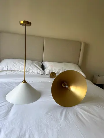 LUXXE HOME - Set of 2 modern gold / white hanging pendant lights - in perfect condition