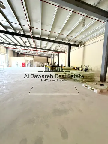 للإيجار مستودع شوروم في إمارة أم القيوين، بموقع مميز وتصميم عملي يجمع بين مساحة العرض والتخزين، مما يجعله خياراً مثالياً للشركات والمؤسسات