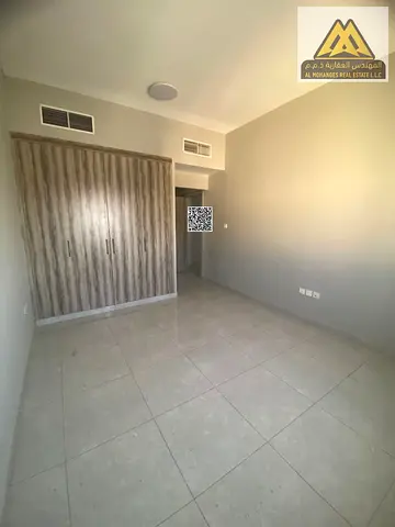 سكني راقٍ بمواصفات فاخرة ومساحات رحبة مع بلكونة وإطلالة مفتوحة وخزائن حائط في موقع حيوي قريب من كافة الخدمات بعجمان